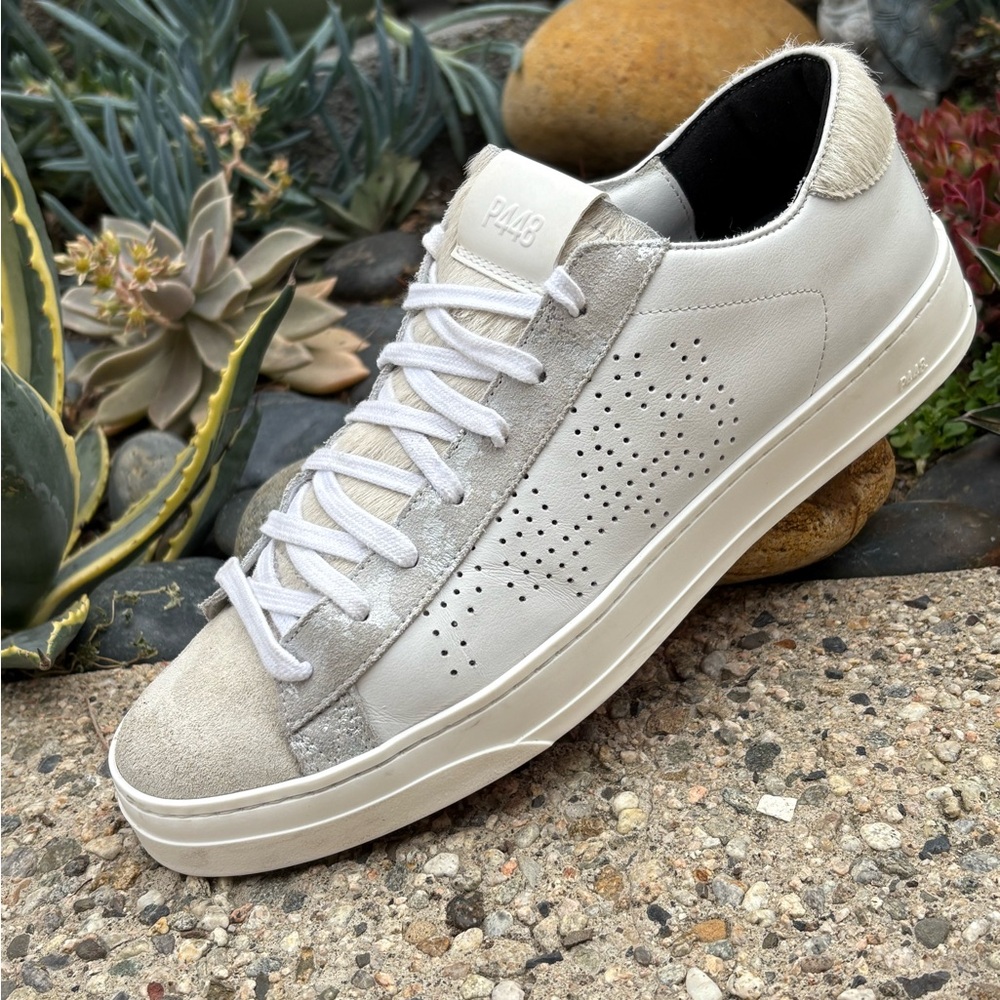 P448 White leather John low tops with silver and fur trim size 41 VGUC